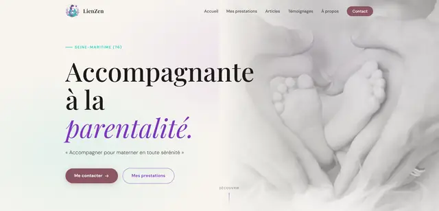 Page d’accueil du site Lien Zen : titre « Accompagnante à la parentalité », boutons de contact et photo de mains d’adulte tenant les pieds d’un bébé.